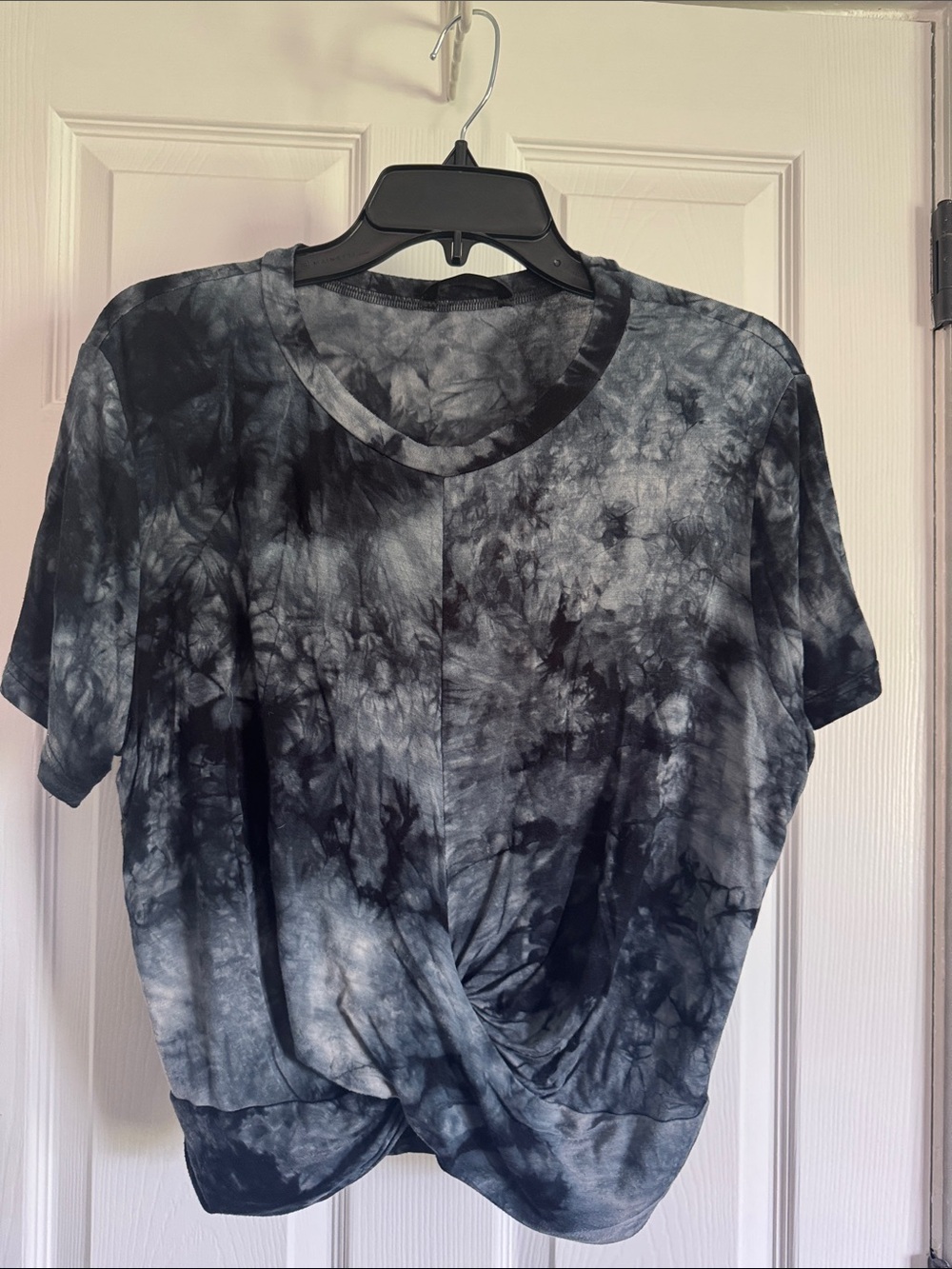 SHEIN Curve Tie-Dye Twist Front Short Sleeve Top - Black/Gray